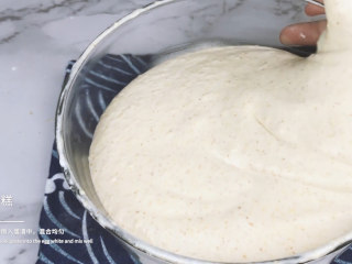 12、低脂低糖｜日式豆腐戚风蛋糕,混合均匀，面糊细腻，有光泽