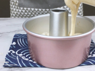 13、低脂低糖｜日式豆腐戚风蛋糕,将面糊倒入中空活底模具