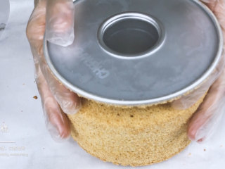 15、低脂低糖｜日式豆腐戚风蛋糕,出炉后倒扣，放凉脱模