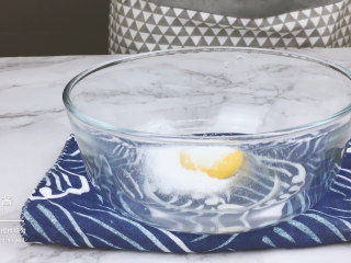 18、低脂低糖｜日式豆腐戚风蛋糕,鸡蛋黄加入细砂糖，使用蛋抽搅散