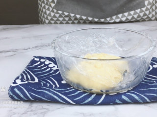 25、低脂低糖｜日式豆腐戚风蛋糕,搅拌均匀，盖上保鲜膜贴面放凉