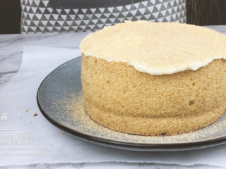 29、低脂低糖｜日式豆腐戚风蛋糕,食用时，倒在蛋糕上，撒上黄豆粉，即可食用，充满浓郁的黄豆香气