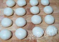 11、枣泥一口酥,像包包子一样包起来，捏紧收口，收口朝下排好，盖上保鲜膜松弛30分钟