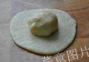 10、枣泥一口酥,将小块儿水油皮面团擀成薄面皮，包上一小块儿油酥皮面团