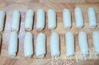 13、枣泥一口酥,自上而下卷起来（擀卷一次），盖上保鲜膜松弛30分钟