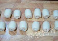 15、枣泥一口酥,自上而下卷起来（第二次擀卷），盖上保鲜膜松弛30分钟