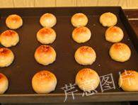 22、枣泥一口酥,放入预热200度的烤香，烤25分钟，即可出炉