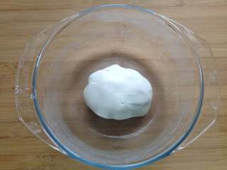 2、豆沙糯米饼,糯米粉中倒入清水（冷水、温水均可）揉成团