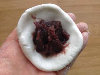 4、豆沙糯米饼,放入适量红豆沙