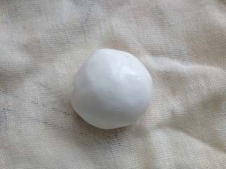 5、豆沙糯米饼,捏紧搓圆，放在纱布上