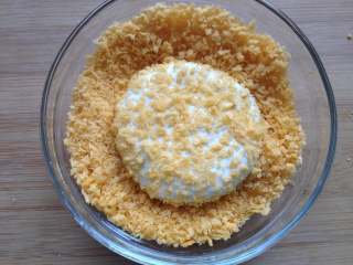 9、豆沙糯米饼,放入面包糠中裹上面包糠