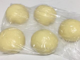 7、蔓越莓椰蓉千层吐司,取出面团排气，分成五份，放进保鲜袋中松弛二十分钟