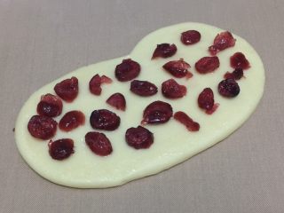 10、蔓越莓椰蓉千层吐司,放上一层蔓越莓