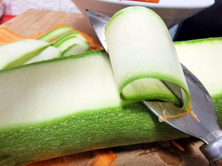 2、西胡芦蛋糕,西胡芦刨出薄片