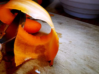 3、西胡芦蛋糕,红萝卜也刨出薄片