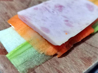 8、西胡芦蛋糕,西胡芦铺底，红萝卜第二层，最后放上午餐肉片