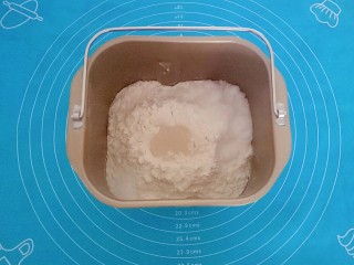 2、辫子面包,将面包部分出黄油之外的材料放入面包机，顺序为先放牛奶、鸡蛋，在放入高筋面粉，酵母放中间，盐、糖对角线放