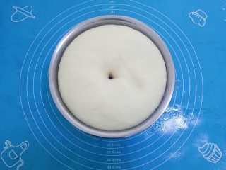 6、辫子面包,发酵好的面团，大约原来的二倍大，用手指沾面粉，戳个小洞，不回缩不塌馅就说明发酵成功