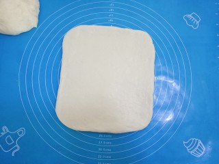 8、辫子面包,松弛好的面团，用擀面杖擀成长度和自己的模具差不多，宽度宽一些