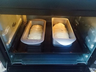 11、辫子面包,编好后收紧头和尾，然后将面包胚移到模具中，放入烤箱发酵40分钟左右