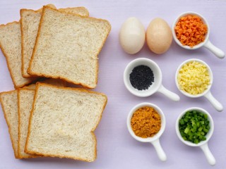 1、肉松芝士吐司卷,吐司6片，鸡蛋1个，火腿肠1根，黑芝麻，葱花，肉松，沙拉酱，芝士。