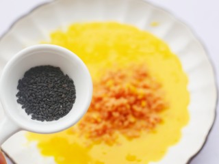 4、肉松芝士吐司卷,加入芝麻。