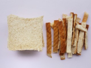 7、肉松芝士吐司卷,吐司去四边。