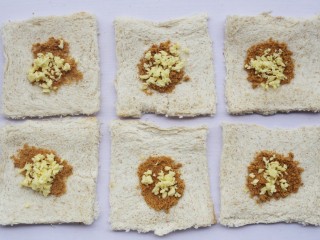 10、肉松芝士吐司卷,加芝士。