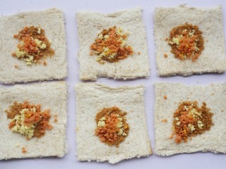 11、肉松芝士吐司卷,加入剩余的火腿丁。