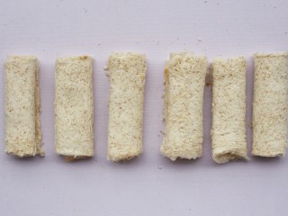 12、肉松芝士吐司卷,侧面一头刷上蛋液卷起收口。