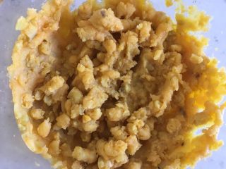 4、芝士地瓜球,捣成泥