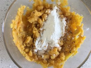 5、芝士地瓜球,加入糖粉和匀