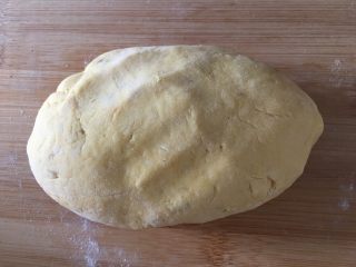 8、芝士地瓜球,揉捏成团，最好稍微硬一点，炸完才不会扁