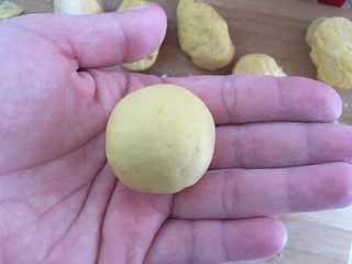 14、芝士地瓜球,搓圆