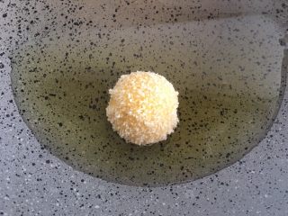 17、芝士地瓜球,放入油锅中