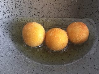 18、芝士地瓜球,炸制金黄即可出锅
