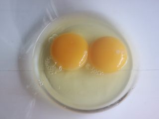 1、红丝绒渐变千层蛋糕,鸡蛋两个