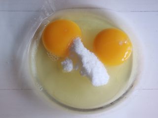 2、红丝绒渐变千层蛋糕,加入细砂糖