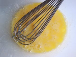 3、红丝绒渐变千层蛋糕,用手持蛋抽稍许打散,鸡蛋不需要打发