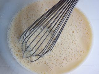 4、红丝绒渐变千层蛋糕,倒入牛奶继续搅拌均匀