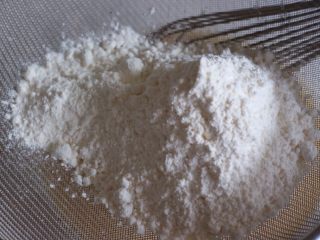 5、红丝绒渐变千层蛋糕,过筛加入低筋面粉