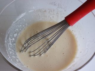 6、红丝绒渐变千层蛋糕,轻轻搅拌成均匀的面糊