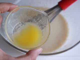 7、红丝绒渐变千层蛋糕,加入黄油