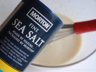 8、红丝绒渐变千层蛋糕,再加入盐,搅拌均匀