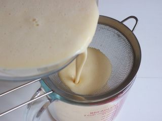 9、红丝绒渐变千层蛋糕,用筛网将面糊过筛一次