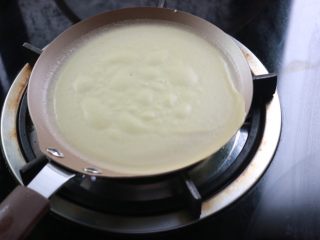 11、红丝绒渐变千层蛋糕,然后就可以用不粘平底锅煎千层皮了。我是只煎一面