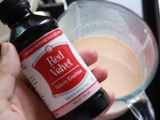 12、红丝绒渐变千层蛋糕,每种颜色煎三张,煎完三张原色后在面糊里加入红丝绒溶液。一下子不要加多了,颜色变红一点点即可,按照这样的步骤煎完所有面糊