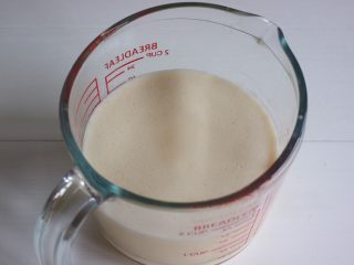 10、红丝绒渐变千层蛋糕,放入冰箱,盖上保鲜膜冷藏一小时