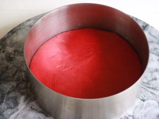 13、红丝绒渐变千层蛋糕,煎好的面皮叠在一起,用六寸慕斯圈修整一下