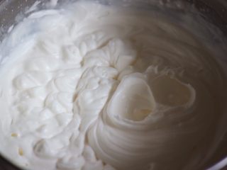 14、红丝绒渐变千层蛋糕,淡奶油➕细砂糖打至七分发